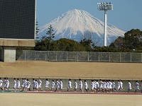 富士山を背景に力走